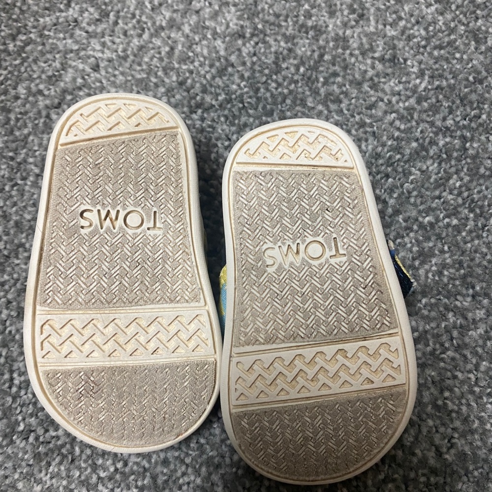 TOM’s toddler size 4 shoes